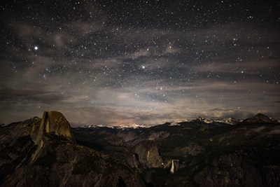 星夜下的褐色岩层